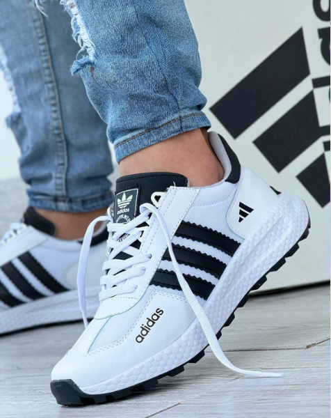 Neue Sport-Laufschuhe