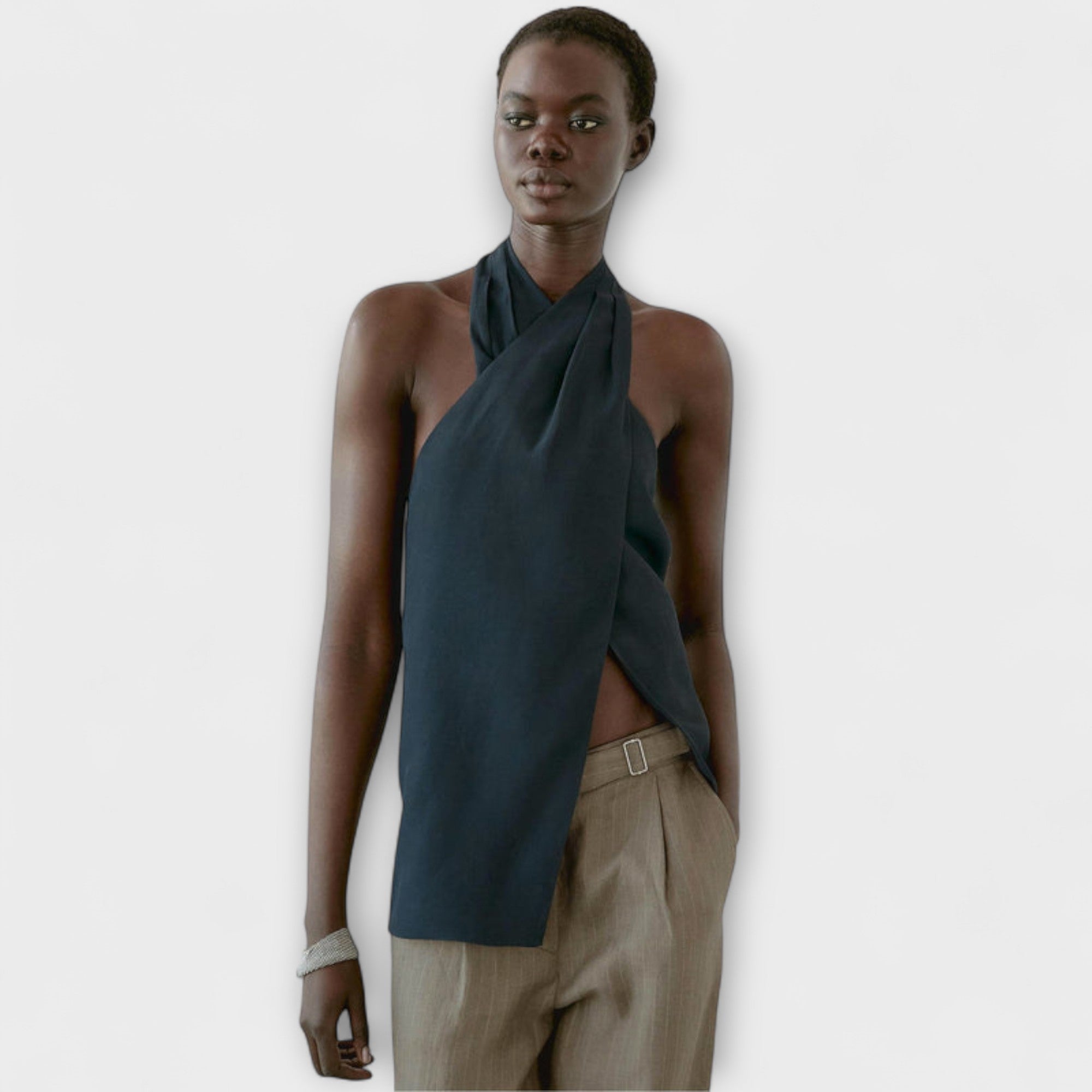 Leah - Blauer Halter Neck Top mit Rückenschlitz