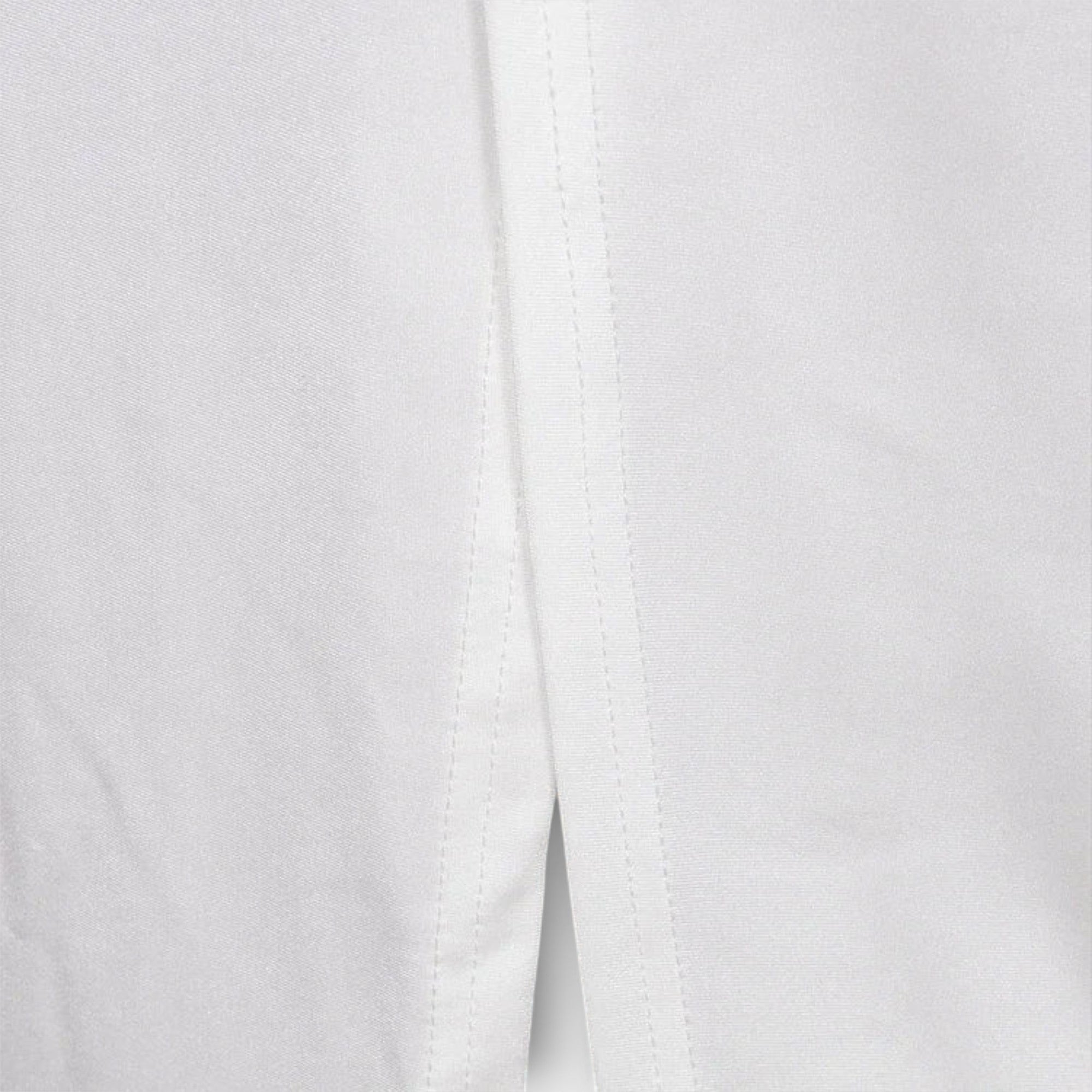 Selah - Weißes Langarmkleid mit Taillenausschnitt und Strassakzenten